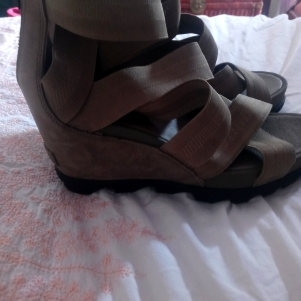 Brand New Never Worn Womans Dressy Sorel Wedges